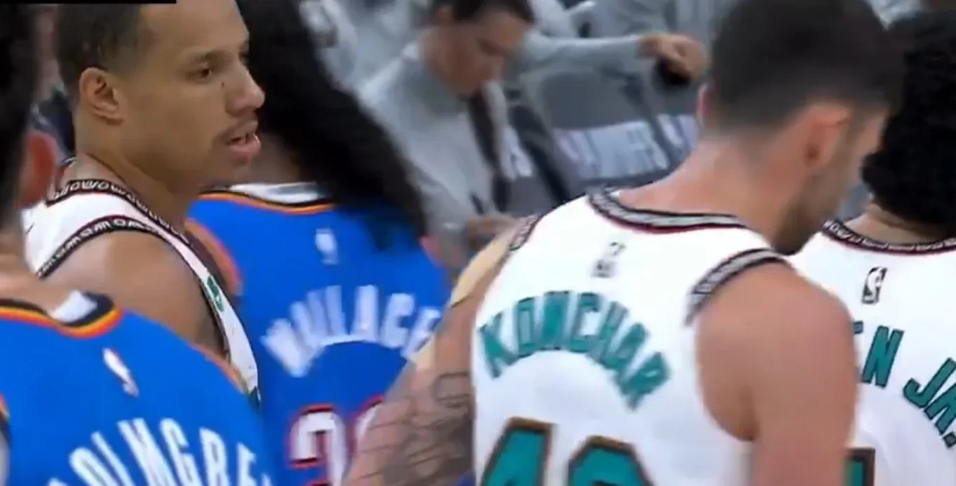 重庆队在客场比赛中逆转获得关键胜利的是谁